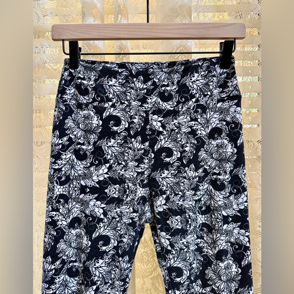 LBlack and White Floral Patterned Pants